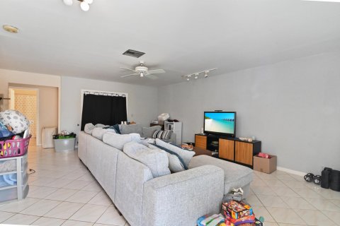 House in Lake Worth, Florida 2 bedrooms, 125.05 sq.m. № 1226804 - photo 20