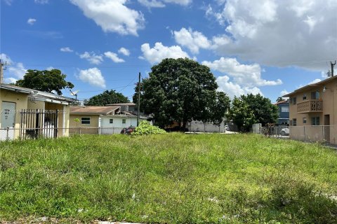 Commercial property in Hialeah, Florida № 599937 - photo 4