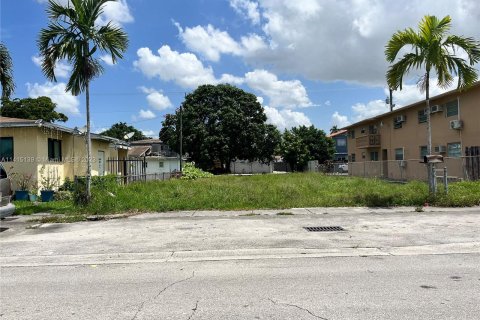 Commercial property in Hialeah, Florida № 599937 - photo 2