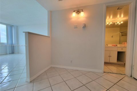 Condominio en venta en Hallandale Beach, Florida, 2 dormitorios, 115.94 m2 № 1228889 - foto 14