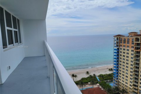 Condominio en venta en Hallandale Beach, Florida, 2 dormitorios, 115.94 m2 № 1228889 - foto 4