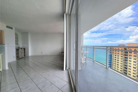 Condominio en venta en Hallandale Beach, Florida, 2 dormitorios, 115.94 m2 № 1228889 - foto 19