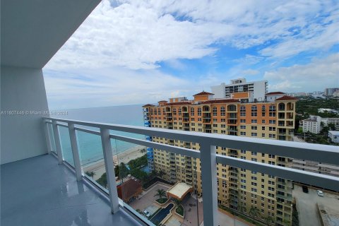Condominio en venta en Hallandale Beach, Florida, 2 dormitorios, 115.94 m2 № 1228889 - foto 2