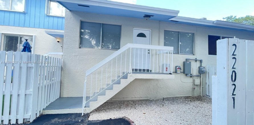 Townhouse in Cutler Bay, Florida 3 bedrooms, 96.15 sq.m. № 1159356