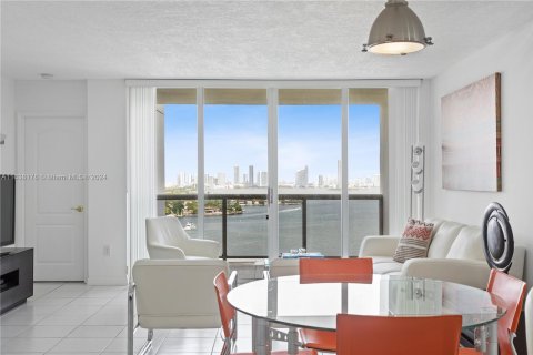 Condo in Miami Beach, Florida, 2 bedrooms  № 1315808 - photo 2