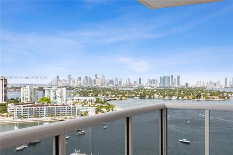 Condo in Miami Beach, Florida, 2 bedrooms  № 1315808 - photo 1