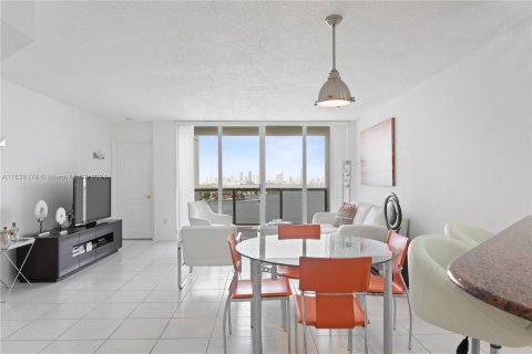 Condo in Miami Beach, Florida, 2 bedrooms  № 1315808 - photo 5