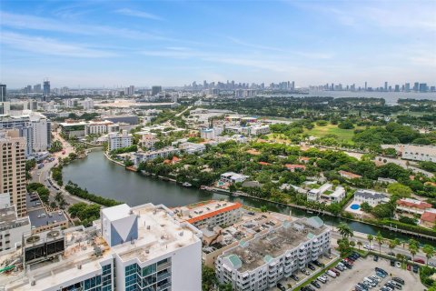 Condo in Miami Beach, Florida, 2 bedrooms  № 1315775 - photo 12