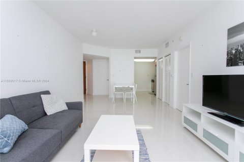 Condo in Miami Beach, Florida, 1 bedroom  № 1292347 - photo 17