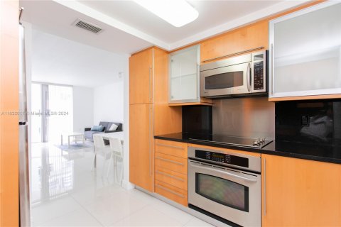 Condo in Miami Beach, Florida, 1 bedroom  № 1292347 - photo 26