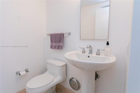 Condo in Miami Beach, Florida, 1 bedroom  № 1292347 - photo 30