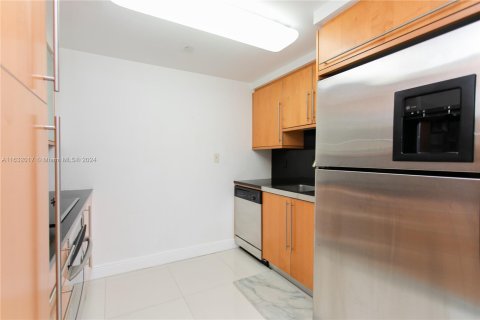 Condo in Miami Beach, Florida, 1 bedroom  № 1292347 - photo 21