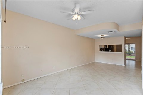 Townhouse in Tamarac, Florida 2 bedrooms, 103.12 sq.m. № 1228202 - photo 11