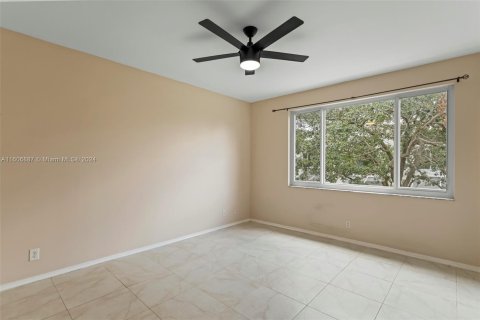 Townhouse in Tamarac, Florida 2 bedrooms, 103.12 sq.m. № 1228202 - photo 15