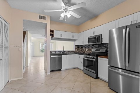 Townhouse in Tamarac, Florida 2 bedrooms, 103.12 sq.m. № 1228202 - photo 3