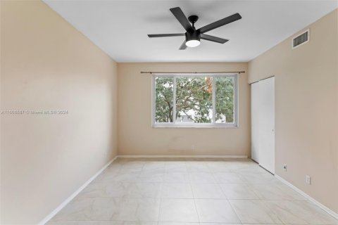 Townhouse in Tamarac, Florida 2 bedrooms, 103.12 sq.m. № 1228202 - photo 14