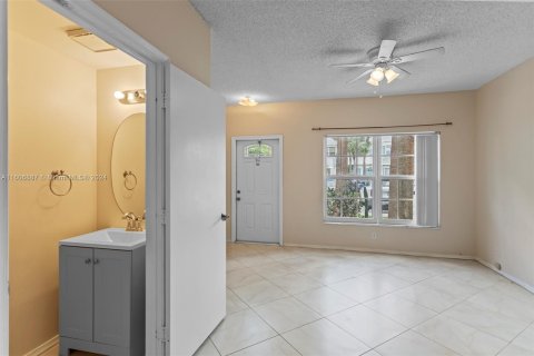 Townhouse in Tamarac, Florida 2 bedrooms, 103.12 sq.m. № 1228202 - photo 8