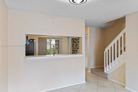 Townhouse in Tamarac, Florida 2 bedrooms, 103.12 sq.m. № 1228202 - photo 12