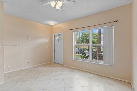 Townhouse in Tamarac, Florida 2 bedrooms, 103.12 sq.m. № 1228202 - photo 9