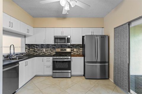 Townhouse in Tamarac, Florida 2 bedrooms, 103.12 sq.m. № 1228202 - photo 2