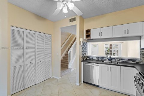 Townhouse in Tamarac, Florida 2 bedrooms, 103.12 sq.m. № 1228202 - photo 4