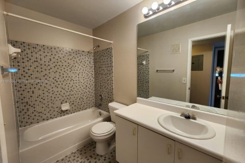 Condo in Miami, Florida, 2 bedrooms  № 1348562 - photo 18