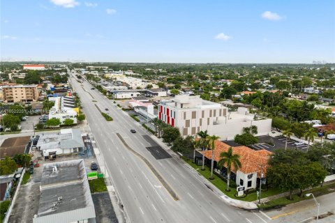 Propiedad comercial en venta en Miami, Florida № 1348473 - foto 9