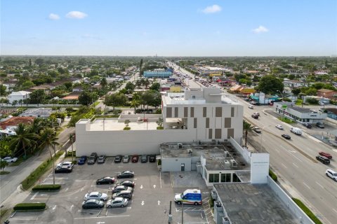 Propiedad comercial en venta en Miami, Florida № 1348473 - foto 3