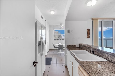 Condo in Miami Beach, Florida, 2 bedrooms  № 1348474 - photo 12