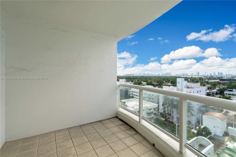 Condo in Miami Beach, Florida, 2 bedrooms  № 1348474 - photo 27