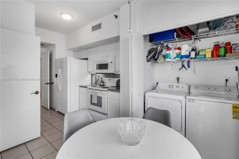 Condo in Miami Beach, Florida, 2 bedrooms  № 1348474 - photo 14