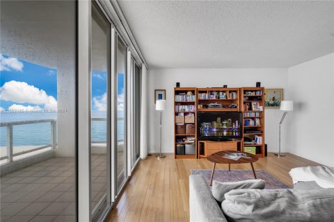 Condo in Miami Beach, Florida, 2 bedrooms  № 1348474 - photo 17