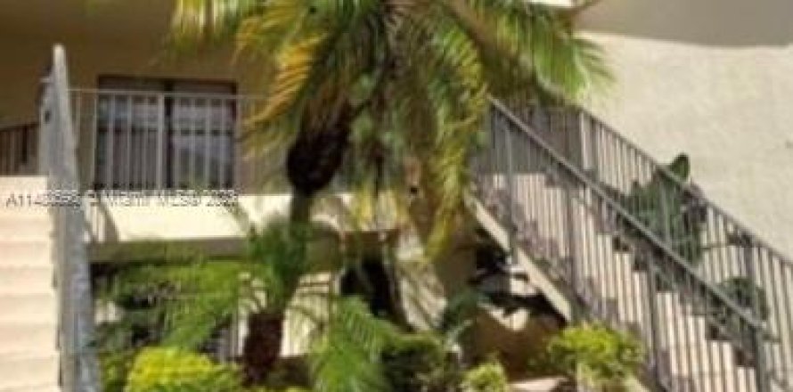 Condominio en West Palm Beach, Florida, 2 dormitorios  № 818561