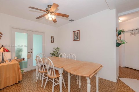 House in Miami, Florida 3 bedrooms, 124.49 sq.m. № 1289349 - photo 15