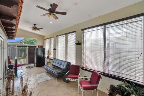 House in Miami, Florida 3 bedrooms, 195.84 sq.m. № 1289311 - photo 10