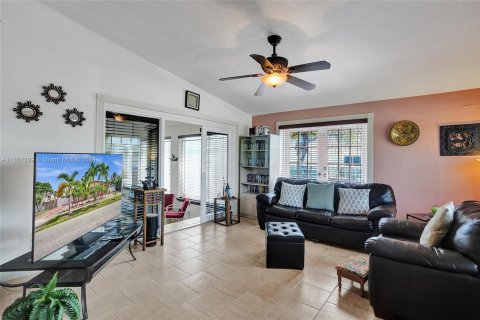 House in Miami, Florida 3 bedrooms, 195.84 sq.m. № 1289311 - photo 6