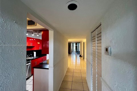 Condo in Lauderdale Lakes, Florida, 2 bedrooms  № 1357073 - photo 1