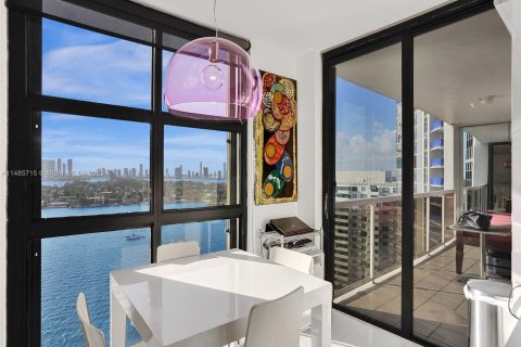 Condo in Miami Beach, Florida, 2 bedrooms  № 843573 - photo 19