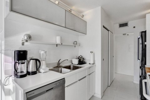 Condo in Miami Beach, Florida, 2 bedrooms  № 843573 - photo 18