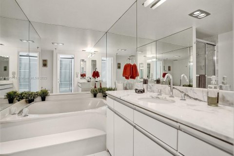 Condo in Miami Beach, Florida, 2 bedrooms  № 843573 - photo 27