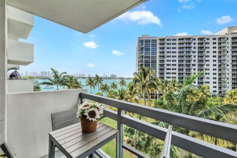 Condo in Miami Beach, Florida, 1 bedroom  № 1421601 - photo 1