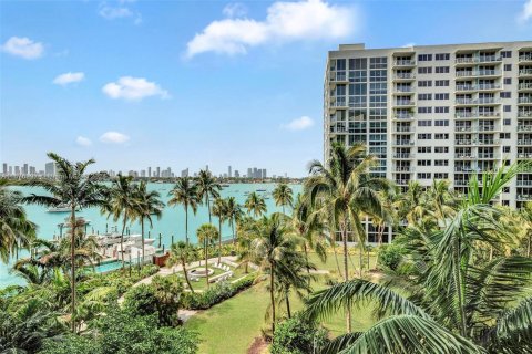 Condo in Miami Beach, Florida, 1 bedroom  № 1421601 - photo 2