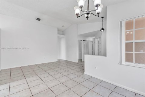 Villa ou maison à vendre à Pembroke Pines, Floride: 4 chambres, 147.71 m2 № 1421478 - photo 3