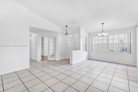 Villa ou maison à vendre à Pembroke Pines, Floride: 4 chambres, 147.71 m2 № 1421478 - photo 14