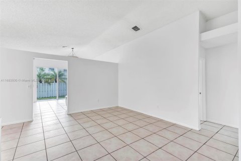 Villa ou maison à vendre à Pembroke Pines, Floride: 4 chambres, 147.71 m2 № 1421478 - photo 6