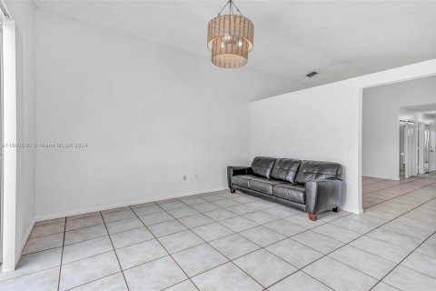 Villa ou maison à vendre à Pembroke Pines, Floride: 4 chambres, 147.71 m2 № 1421478 - photo 10