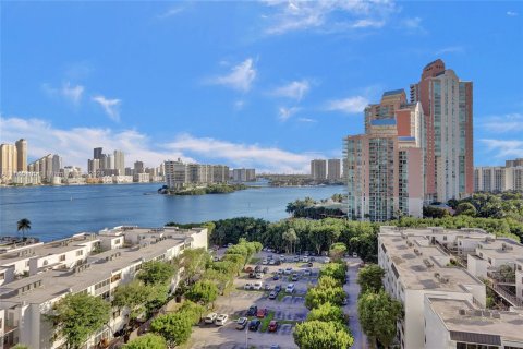 Condo in Aventura, Florida, 2 bedrooms  № 1421681 - photo 19