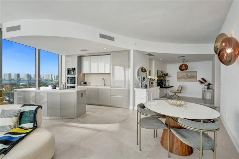 Condominio en alquiler en Sunny Isles Beach, Florida, 2 dormitorios, 141.68 m2 № 1356784 - foto 9