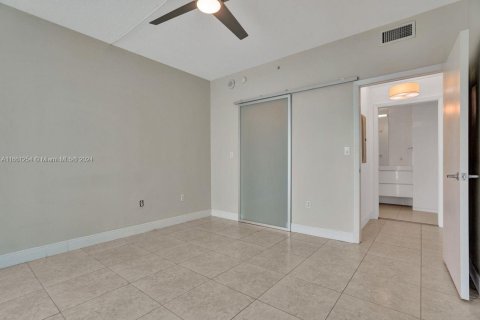 Condo in Miami, Florida, 1 bedroom  № 1380352 - photo 10