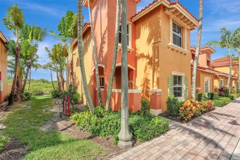 Condo in Pembroke Pines, Florida, 3 bedrooms  № 1316500 - photo 1